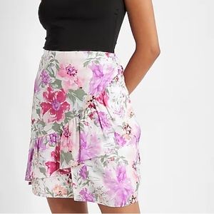EXPRESS // Floral ruffle mini skirt
